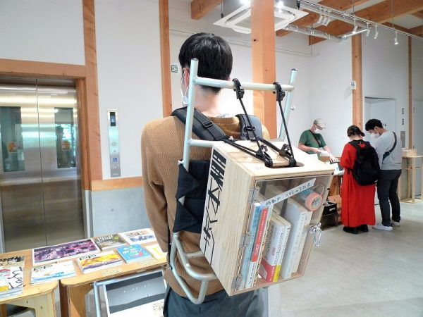 小田急線下北沢駅と世田谷代田駅のほぼ真ん中、下北線路街に位置する「ボーナストラック」。写真は世田谷代田方面から見た様子