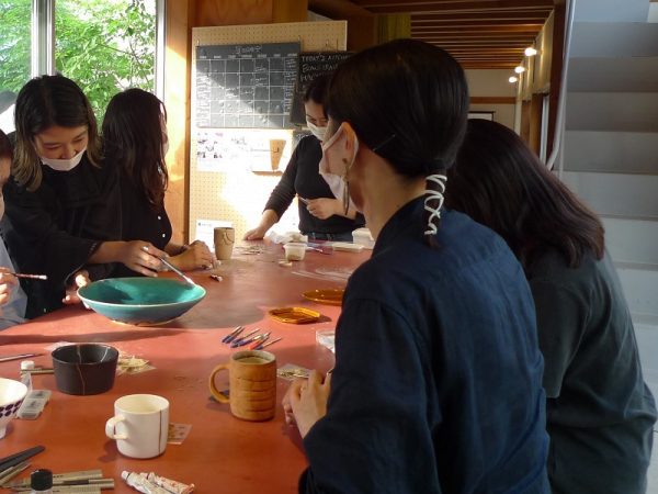 このDIYイベントで開催されたワークショップのなかには、西山さんが主宰する「西千葉工作室」の「なんちゃって金継ぎ」のワークショップも。トークイベント終了後、講師として指導する西山さんの姿がみられた（写真左）。</BR>ちなみに金継ぎとは、割れや欠けなど、陶磁器の壊れた部分を修復する、日本の伝統的な技法。本来は本漆を用いて時間をかけて修復する技法だが、「西千葉工作室」では接着剤などを使って手軽に直す方法を伝授