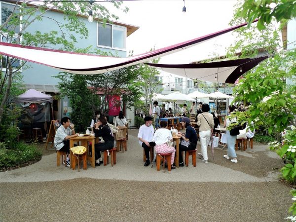 団地の一室に住む西山さんの部屋の様子も公開された。室内の家具は、ほとんどが西山さんのDIY作品という

