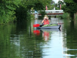 地域特有のクリークをカヤックで航行すると、いつもと違う景色が。街なかでちょっとした冒険気分を