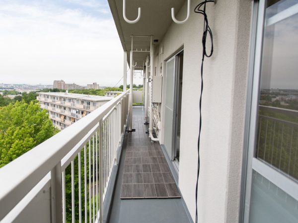 「タテ ニコイチ」。インナーバルコニーがあるので、部屋干しも可能