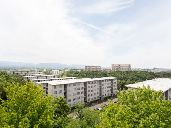 「タテ ニコイチ」。インナーバルコニーがあるので、部屋干しも可能