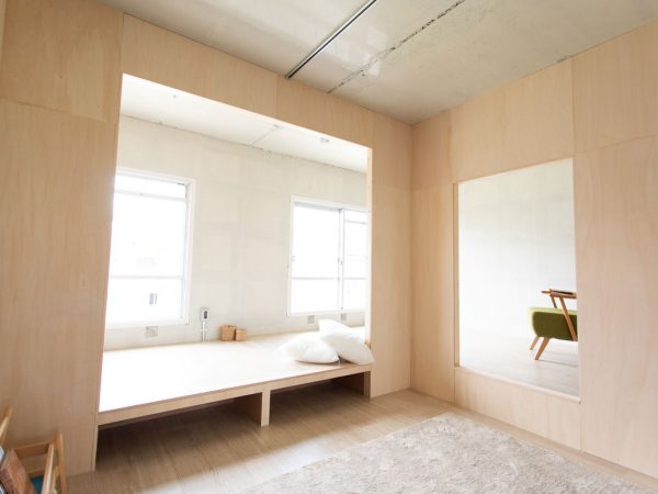 「タテ ニコイチ」。緩やかに空間につながる半個室。腰掛けにもなる小上がりが、段差を生かした収納スペースになっている