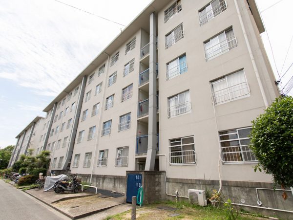 「タテ ニコイチ」。緩やかに空間につながる半個室。腰掛けにもなる小上がりが、段差を生かした収納スペースになっている