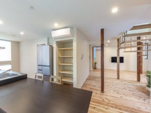 キッチン側から玄関前の階段、その周囲の共有スペースを見たところ。開放的な場所でもあり、ここが会話の場になる