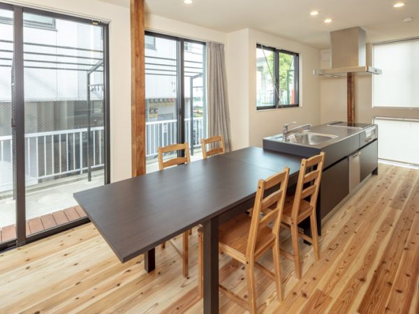 奥側から１階を見たところ。右側に個室、右の奥にキッチン、その左に玄関ホール、階段が見えている