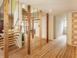 奥側から１階を見たところ。右側に個室、右の奥にキッチン、その左に玄関ホール、階段が見えている