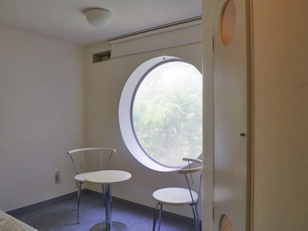 ▲『中銀カプセルタワー』と同型の個室カプセル。時代を感じさせるブラウン管テレビやラジカセは、一部修繕が必要になるが、当時のままのキレイな状態で残されている