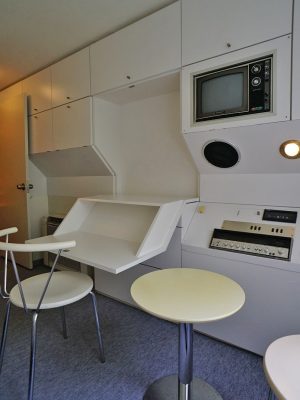 ▲『中銀カプセルタワー』と同型の個室カプセル。時代を感じさせるブラウン管テレビやラジカセは、一部修繕が必要になるが、当時のままのキレイな状態で残されている