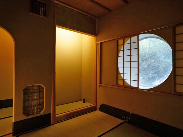 ▲『カプセルハウスK』にはめ込まれた4つのカプセルのうちのひとつは和室。この奥には茶室も備えられている。外から眺めるとモダンに見える丸窓が、和室の中から眺めると純和風となり、心落ち着く美しい佇まいが完成する