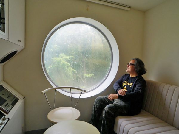 ▲『カプセルハウスK』の中の一室でインタビューに答えて下さった黒川未来夫氏。「実は生前の父とはあまり交流がなかったのですが、僕が黒川事務所に入ってスタッフの人たちから父のエピソードを聞くことで、仕事を引き継ぎながら黒川紀章の人物像が出来上がっていきました。僕の中では“亡くなってからのほうが生きている”という感じがしています（未来夫氏談）」