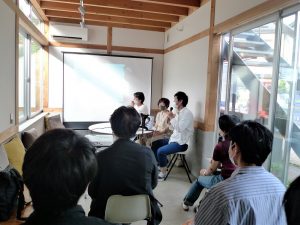 殿塚氏の進行で行われたトークセッション。会場となったイベントスペースは、区道とボーナストラックの広場に面し、明るい雰囲気。展示会や個展、ネット配信イベントなどの会場としても利用されている。隣接してシェアキッチンが設けられている