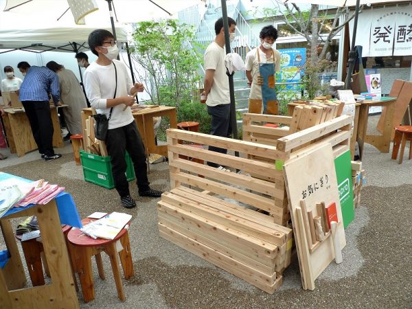 殿塚氏の進行で行われたトークセッション。会場となったイベントスペースは、区道とボーナストラックの広場に面し、明るい雰囲気。展示会や個展、ネット配信イベントなどの会場としても利用されている。隣接してシェアキッチンが設けられている
