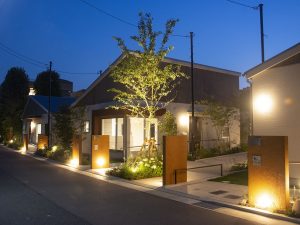 暖かい光が印象的な美しい街並み