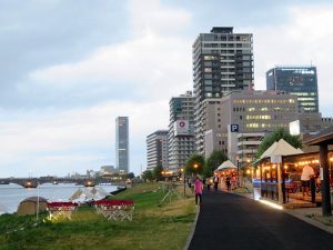 規制緩和で河川敷での企業活動を可能に。キャンピングオフィスの登場で、信濃川の水辺で働くという選択肢も