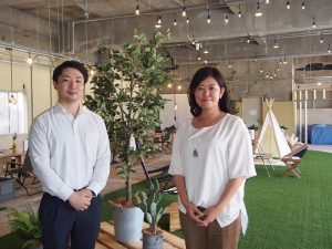 日本総合住生活株式会社 事業計画課の石垣曜子氏（右）と菅谷和真氏（左）。写真のように「Join Spot 袖ヶ浦」内は「庭」を連想させる緑が多い