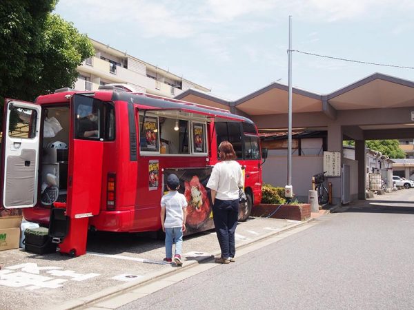 施設横のキッチンカー。タコス、ハンバーグ、カレーライスなど毎日異なるメニューを提供しており、集客に一役買っている