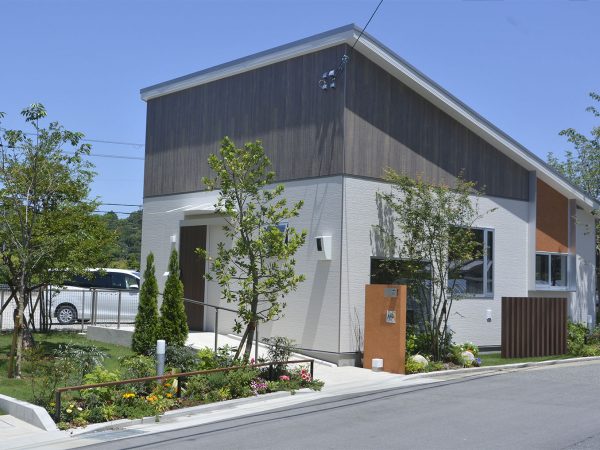 大阪府池田市にあるシニアタウン「彩りの郷 ポプラ東山」