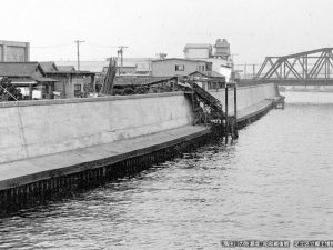 昭和初期の護岸。さほどの高さはなく、水は比較的近くにあった（写真提供/土屋氏）