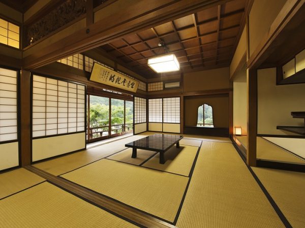 湯の山温泉街にある宿「寿亭」の別館「水雲閣」。1929(昭和4)年に建てられ、今では珍しいコルバーン方式の板ガラスが残るなど歴史ある佇まいで、2007(平成19)年に国の登録有形文化財に指定された。凛とした空気が漂う空間での仕事時間は格別なものになるはずだ