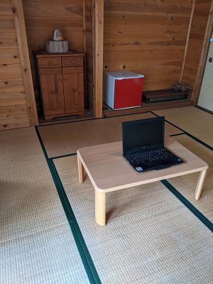 写真は朝明ヒュッテキャンプ場のワークスペース。ワーケーションを実施するには、Wi-Fi環境などを整備するほか、企業へのPRも課題に。堀内さんは「社員の要望に応じてワーケーションに対応できる企業が、これから需要が出てくるのでは」と期待をふくらませる