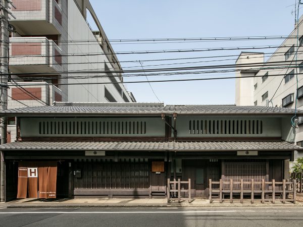 向かって右が北棟、左が南棟。京都でも少なくなってきた趣ある外観だ　提供：長江家住宅、撮影：KKPO浜田昌樹