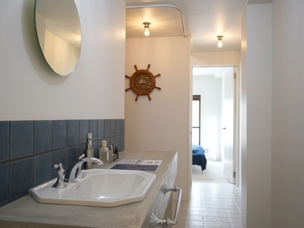 寝室までの廊下沿いに用意された洗面台