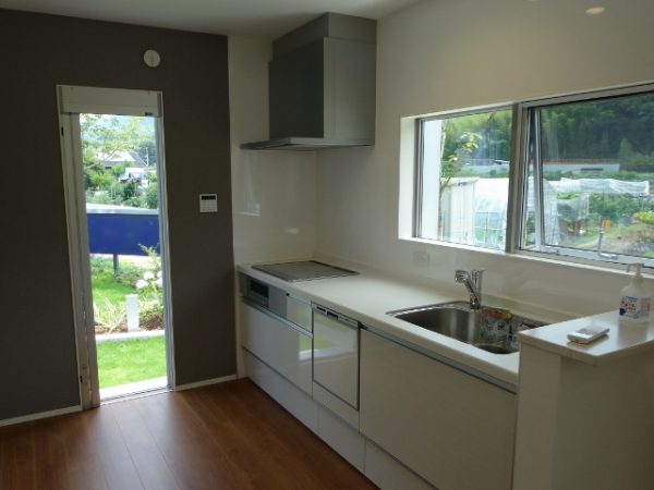 足元の植栽が美しい平屋の一戸建て