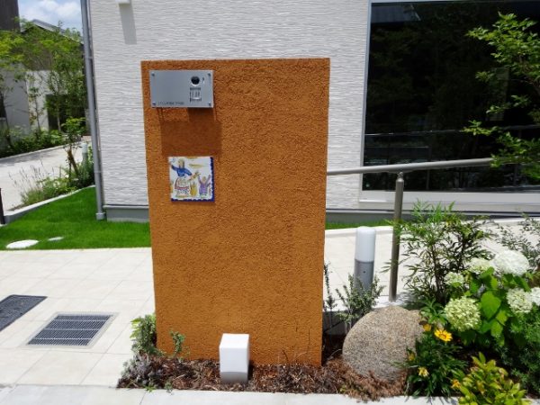 足元の植栽が美しい平屋の一戸建て