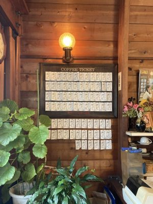 店内に置かれたコーヒーチケット。多くの場合、11枚綴りのチケットが10杯分の料金で購入できるシステムだ。大竹さんによると、これも喫茶文化が根付く名古屋地方ならではのシステムだという。「だって、普通はチケットってお客さん自身が持っているものでしょ。それをお店に預けちゃうんだから。信頼関係がないと成り立たないですよね」と。行きつけの店を持ち、日常使いしているからこそ生まれる信頼関係なのだろう
