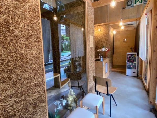 番台を通って住居に入る。左手のガラス壁の奥に、2階への階段が見える