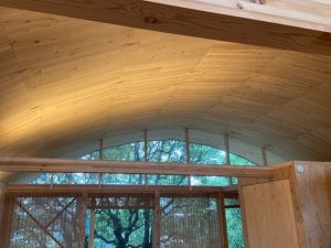 屋根の形が現れた2階の天井。パネルとパネルの境目に見える鼓型の部材が「千切り」