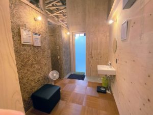 脱衣室。左側の壁は、地元熊本のい草を使った建材