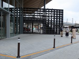 駅とは反対側の入り口。本棚と同じような箱がデザインされている