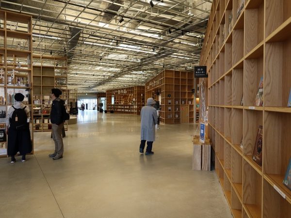 正面が黒磯駅。残念ながらあまり人通りはない