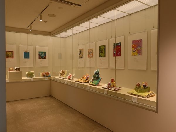 駅、駅前広場とのつながりも重視され、全体を伊藤氏がデザインした