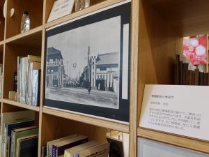 地域の歴史を伝えるようなコーナー。その他地元にこだわった選書も