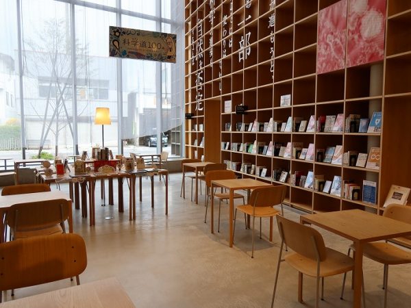 地域の歴史を伝えるようなコーナー。その他地元にこだわった選書も