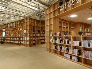 右側は1階にある子どもの本のコーナー。年齢別に手前が6歳～13歳と奥がゼロ歳～13歳で分けられている