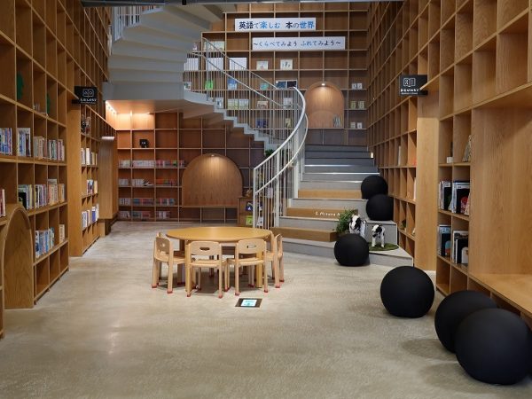 ゼロ～6歳児のコーナーにはこんなかわいい出入り口も用意されていた