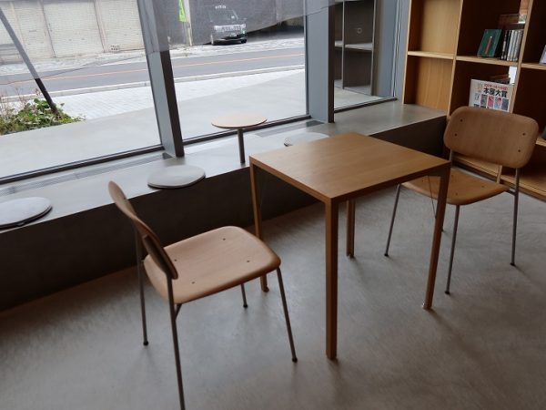 右側は1階にある子どもの本のコーナー。年齢別に手前が6歳～13歳と奥がゼロ歳～13歳で分けられている