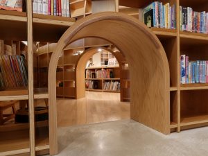 ゼロ～6歳児のコーナーにはこんなかわいい出入り口も用意されていた