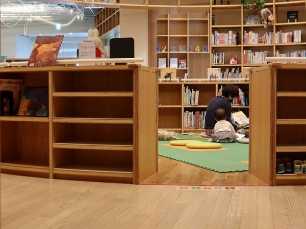 2階の少し奥まったところに作られているグループ学習ができる個室には予約が殺到していると聞いた