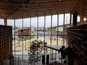 駅、駅前広場とのつながりも重視され、全体を伊藤氏がデザインした