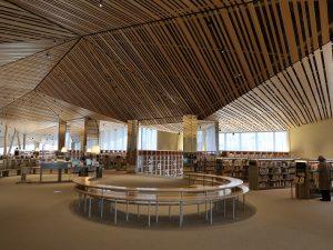 2階の中央部分。1階に比べると本は多いが、それでもびっしりという印象ではない