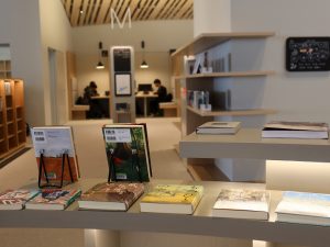 2階の少し奥まったところに作られているグループ学習ができる個室には予約が殺到していると聞いた