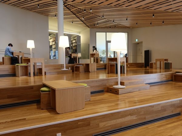 ゼロ～6歳児のコーナーにはこんなかわいい出入り口も用意されていた