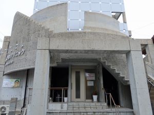 Qハウス外観。美術館と言われても納得してしまいそうな堂々とした建物だ