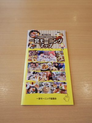 モーニングをいただくために朝食抜きで集まった参加者たち。各々、ドリンクをオーダーしモーニングを味わいながら大竹さんの話に耳を傾ける。中央に映るのがガイドの大竹敏之さん。「名古屋の酒場」「名古屋の喫茶店」「東海の和菓子名店」など名古屋の食文化に関する著書が多数