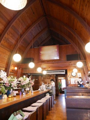 「カナデアンコーヒーハウス」のマスター。創業当初からのスタイルを貫き通す。創業時から使っているサイフォンも現役だ